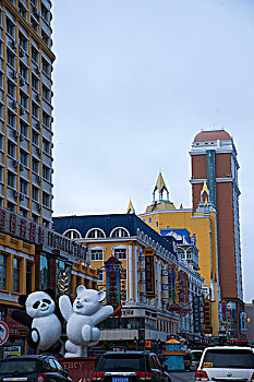 内蒙古呼伦贝尔满洲里街头雕塑,欢乐的北极熊与熊猫