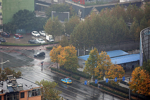 山东省日照市,一场秋雨带来阵阵寒意,气象部门提醒寒潮即将侵袭