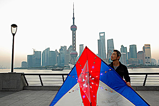 男人,拿着,大,风筝,天际线,上海,背景