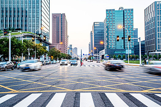 城市街道十字路口,红绿灯,现代建筑