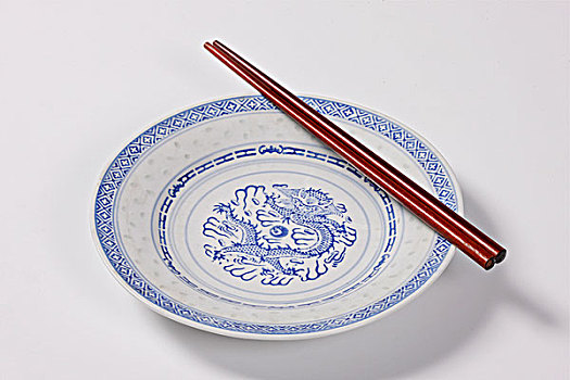 青花瓷盘和红木筷子