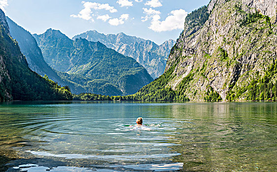 女人,浴,奧伯湖地区,后面,瓦茨曼山,山景,贝希特斯加登阿尔卑斯山,国家公园,奥波拜延,巴伐利亚,德国,欧洲