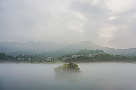 河流,岸边,海市蜃楼,江景,日出,雾,水汽,高楼,建筑群,小岛,草,小船