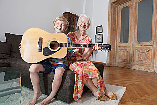 高兴,孙子,祖母,吉他,坐,沙发,在家