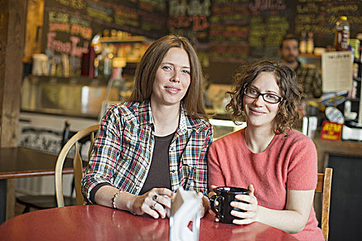 咖啡店,两个女人,坐,桌子