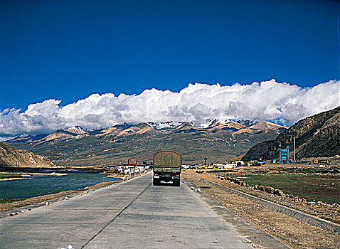 一輛行駛在青藏公路上的卡車