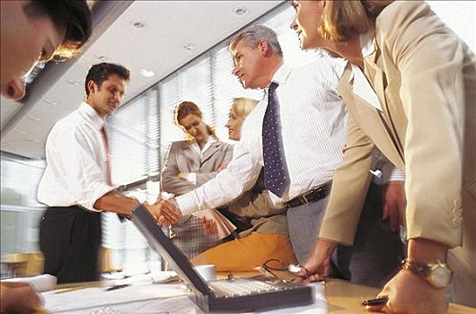 商务人士,握手,会面,办公室,男人,女人,笔记本电脑,雇主,经理,商务