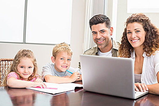 家庭,坐,桌子,笔记本电脑,上色画册