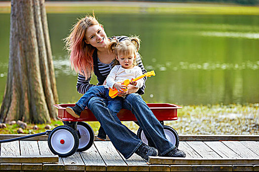 母女,玩,玩具,吉他,公园,湖,拉拽,手推车
