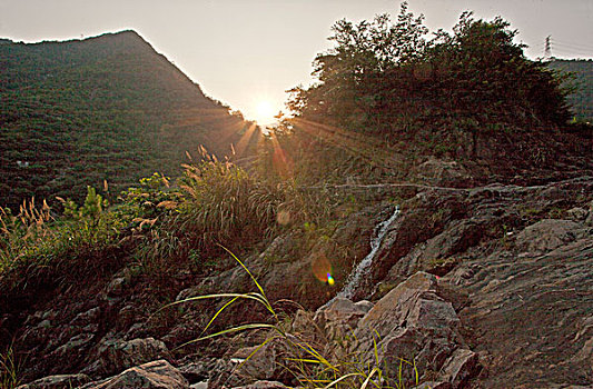 夕阳下的荒山