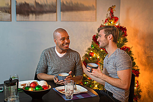 男性,坐,夫妇,桌子,吃早餐,一起,圣诞树,背景