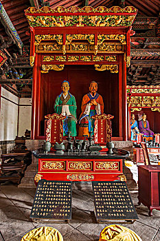 云南红河州建水文庙大成殿孔子两侧四位最杰出弟子的伫立塑像
