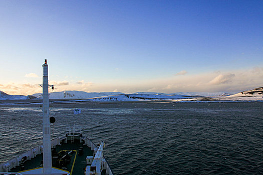 行驶在南极蓝色海洋的轮船