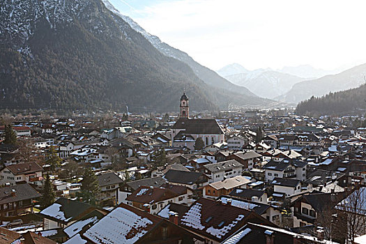 阿尔卑斯山下小镇全景