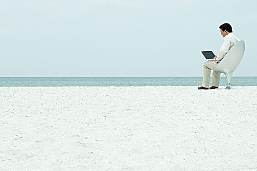 男人,使用笔记本,电脑,海滩,全身