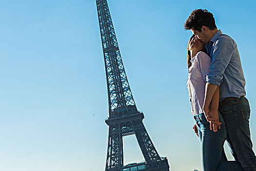 年轻,情侣,搂抱,靠近,埃菲尔铁塔,巴黎,法国