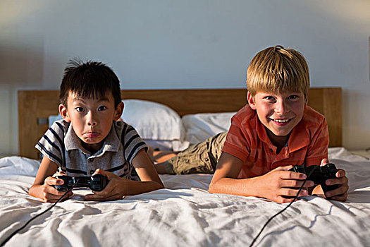 兄弟姐妹,玩,电子游戏,床,卧室