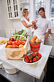 中年,夫妻,站立,厨房,新鲜,果蔬