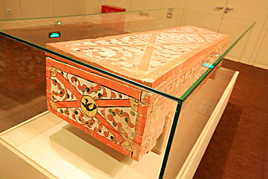 彩绘木棺