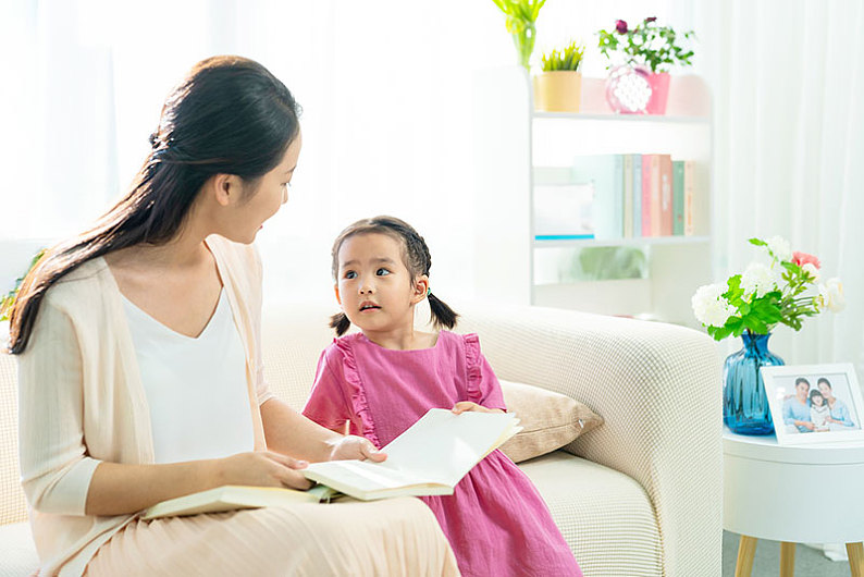 小女孩和妈妈一起看书_高清图片_全景视觉