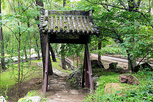 假山绿荫小径中式门楼,山西省太原市晋祠园林景观
