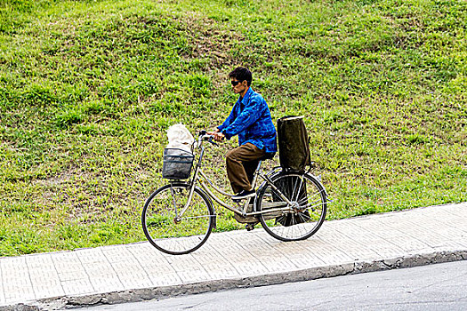 朝鲜街头骑自行车出行的人,朝鲜成了名副其实的,自行车王国