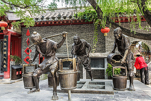 中国河南省开封清明上河园市井生活民俗雕塑
