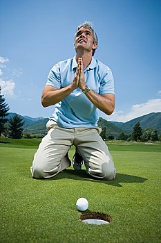 男人,跪着,靠近,高尔夫球洞,祈祷