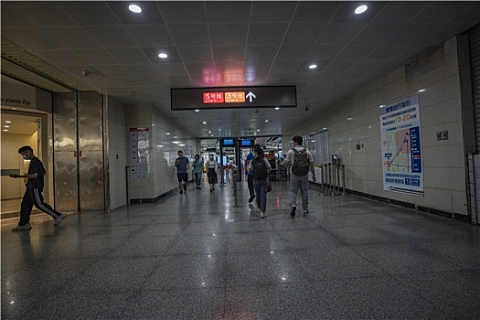 羊城广州夏天的珠江新城宽广的地铁站