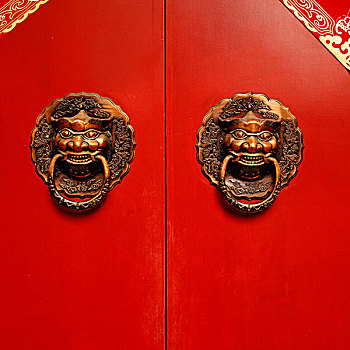 鑲嵌青銅門環(huán)的紅色中式大門