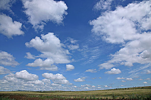 内蒙古呼伦贝尔满洲里草原上的蓝天白云
