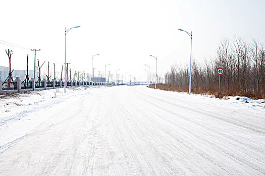 白雪覆盖着的道路