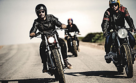 三个男人,戴着,脸,安全帽,墨镜,骑,咖啡,竞速,摩托车,乡村道路
