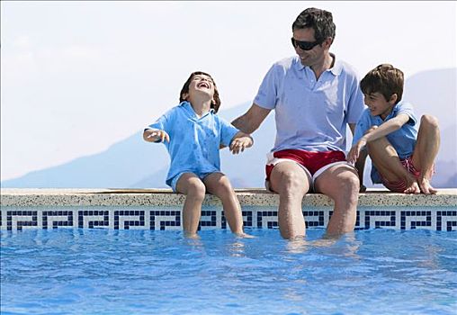 父亲,坐,游泳池,两个,儿子,5-7岁