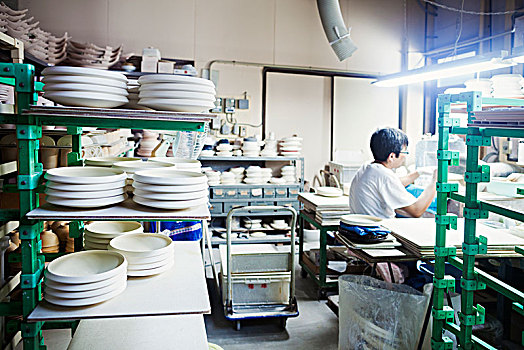男人,坐,日本人,瓷器,工作间,围绕,架子,白色,盘子,就绪,装饰