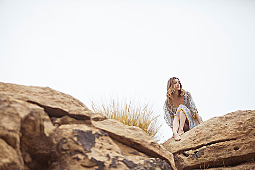 女人,放松,岩石上,排列,峡谷,洛杉矶,加利福尼亚,美国
