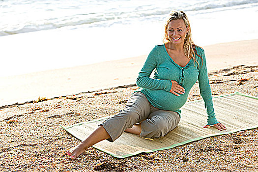 高兴,年轻,孕妇,坐,垫,海滩