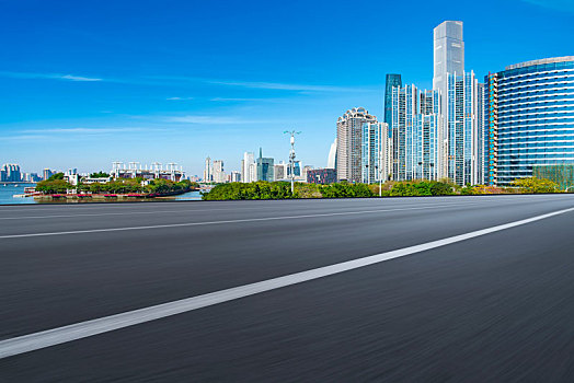 道路地面和现代建筑天际线