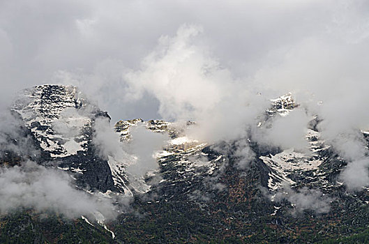 顶峰,云,山谷,大帕拉迪索国家公园,意大利,意大利阿尔卑斯山