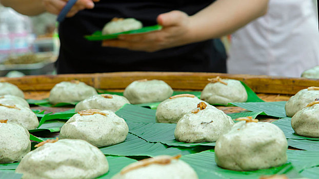 清明节祭拜祖先的供品草仔粿摆入竹皮子上