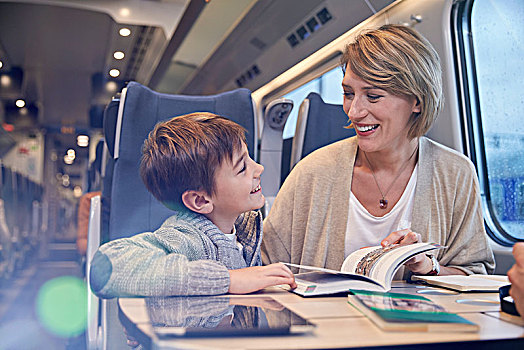 母亲,儿子,读,旅行指南,客运列车