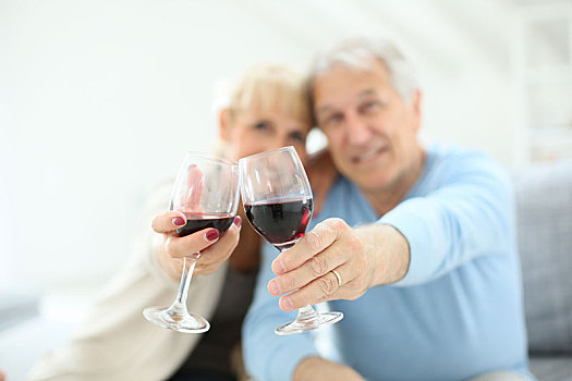 愉悦,老年,夫妻,欢呼,葡萄酒杯
