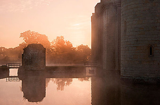 漂亮,中世纪,城堡,护城河,日出,雾气,上方,阳光,后面