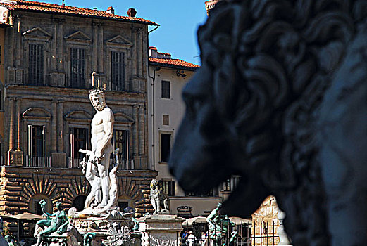 从佛罗伦萨西尼奥列广场佣兵凉廊的大理石狮子雕像旁眺望海神喷泉