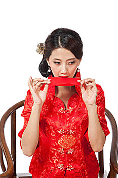 棚拍身穿中国传统服装的年轻女人涂口红