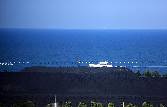 山东省日照市,碧海与帆船辉映下的海龙湾风景如画