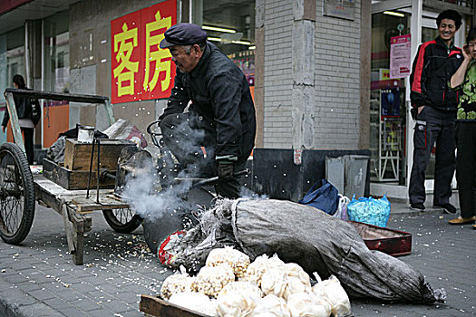 打爆米花的老人