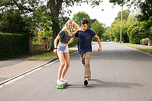 年轻,情侣,滑板,途中