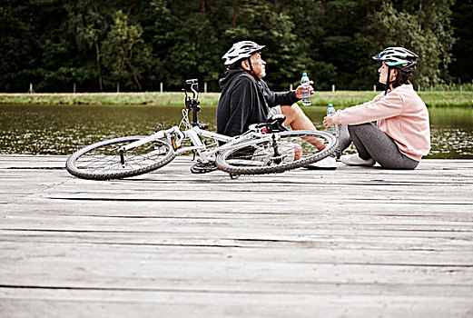 夫妻,放松,码头,旁侧,湖,自行车,后面