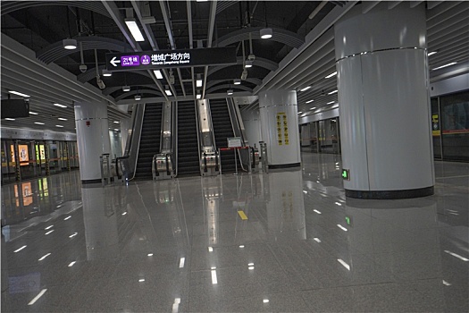 夏天羊城广州天河公园地铁站现代化美丽地下空间